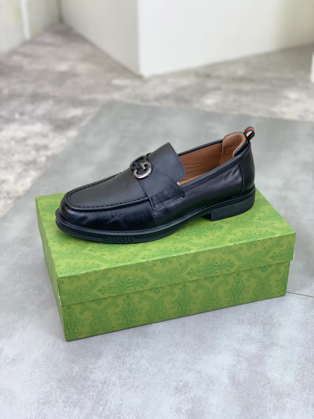 Men's shoes💰P500💰【New model, soft and comfortable Gucci classic business leather shoes hot selection (Gucci) official website latest Gucci business leather shoes, hot style 💥 simple and elegant style, exclusive for trendy men. Unique official website latest brand original double G embossed elements 👑 Gucci original decoration, fashionable and generous, the fabric is original calfskin ✅ Fully imported first-layer pigskin lining, the official website specifies wear-resistant, rubber business outsole, the classic model is taken in kind at the counter 🎬38-44 (customized at 45) black Brown optional